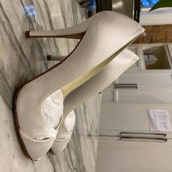 Stuart Weitzman Sashay Pump - White Satin - Size 7 - Picture 3 of 3